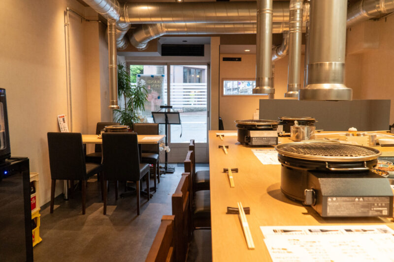 カウンター9席とテーブル席
落ち着いた大人の隠れ家